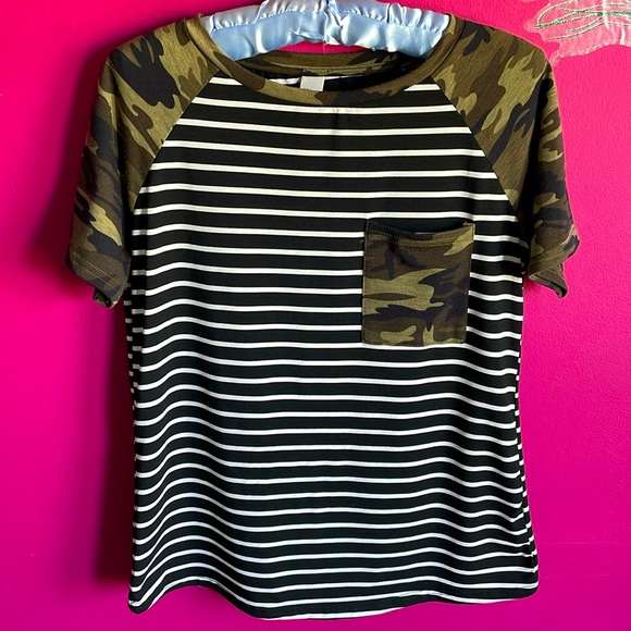 🆕♠️Stripped Camo Tee♠️🆕 - Picture 2 of 9